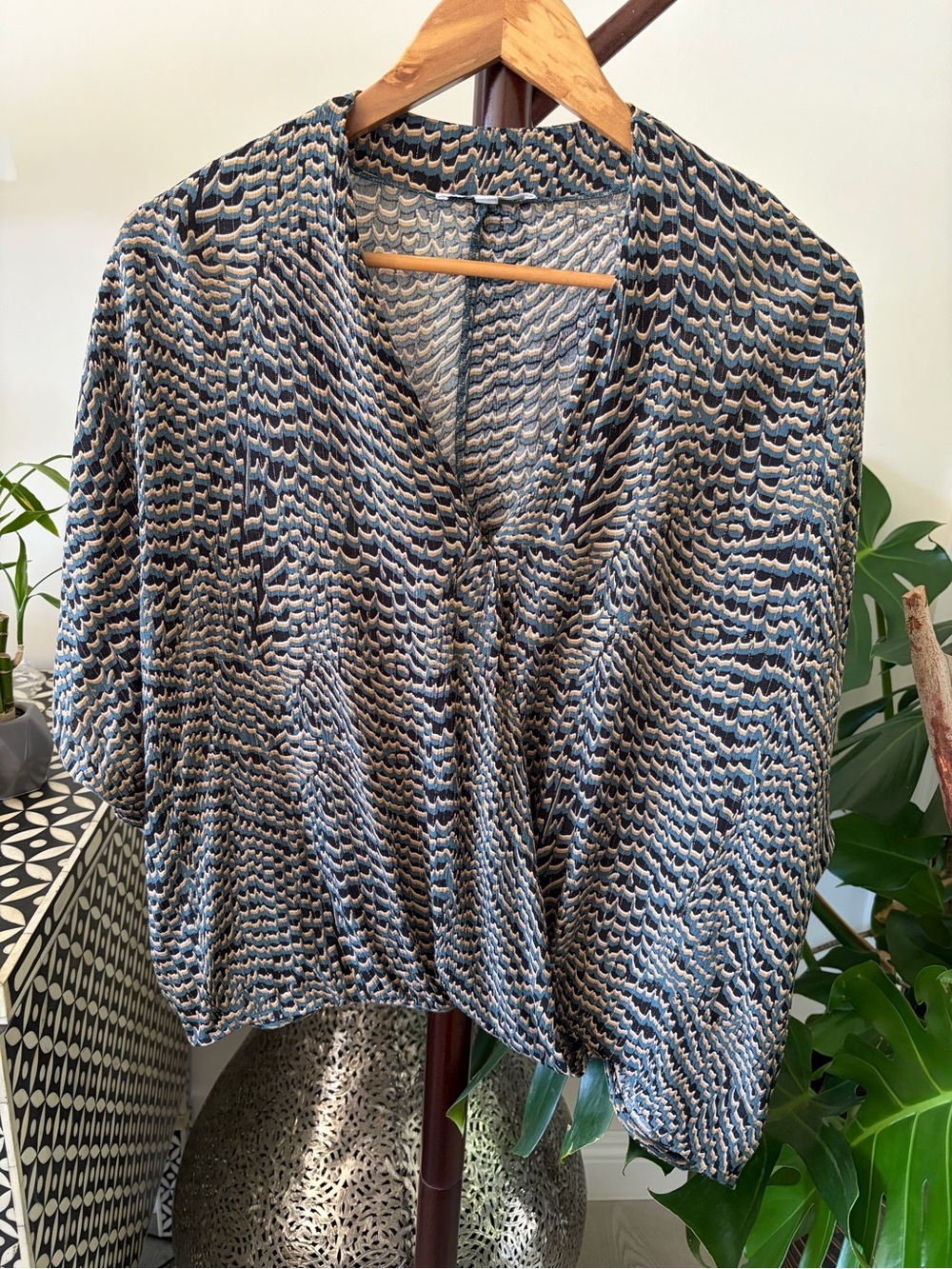 DR2 Blue and Cream Wave-Textured V-Neck Top